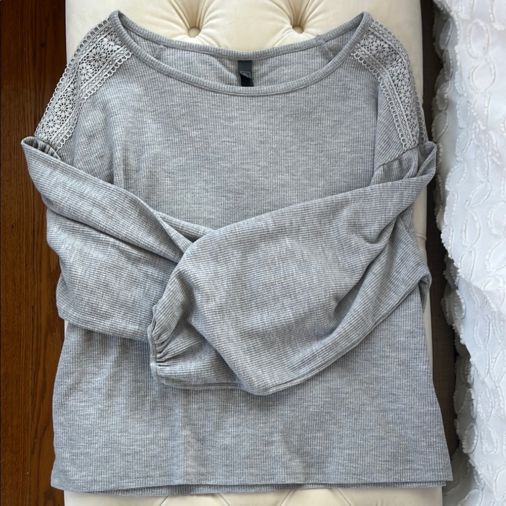 Alya (Francesca’s Brand) Gray Long Sleeve Top with Lace Detail